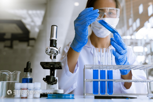 在实验室研究白色外套手分析研究试管样本生物技术概念的科学家